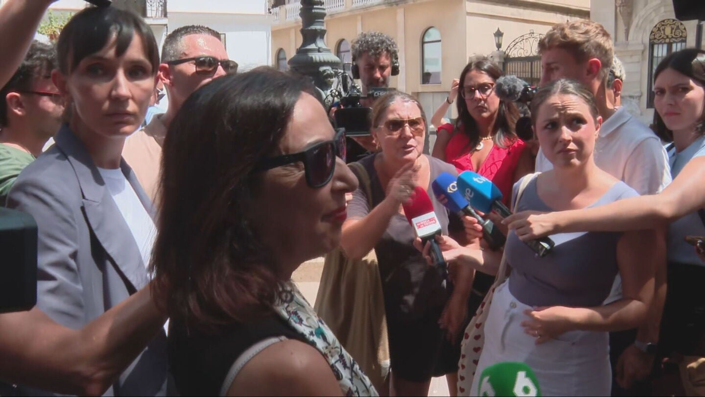 Robles aguanta el chaparr&oacute;n, da la cara y dialoga con vecinos de Ceuta que increpan al Gobierno: "Estamos hartos"