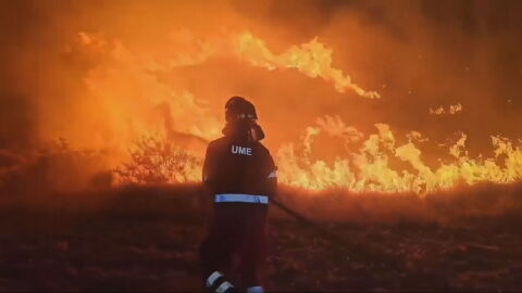 La UME trabaja para extinguir las llamas en Las Pe&ntilde;as de Riglos