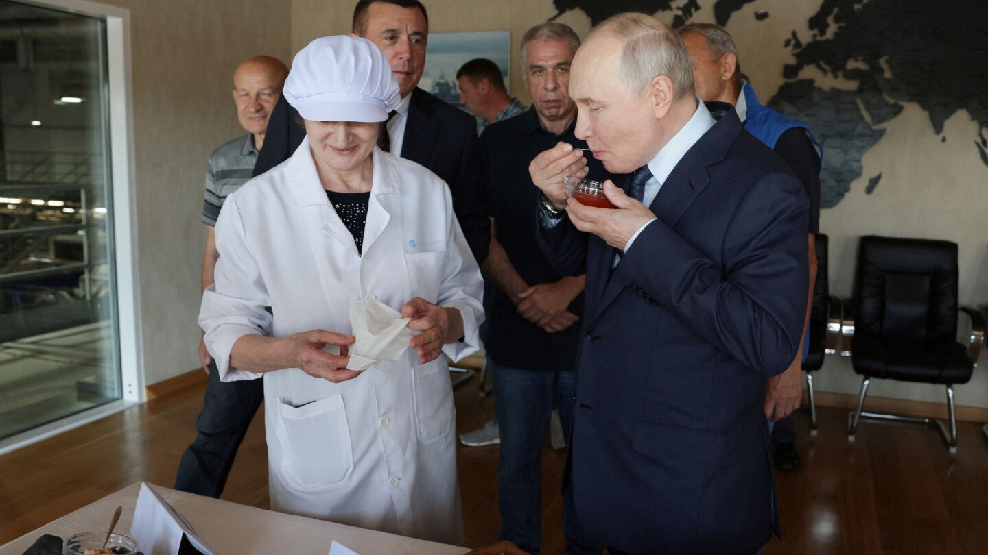 El presidente ruso Vladimir Putin visita Iturup, una isla en el archipiélago de las disputadas Islas Kuriles.