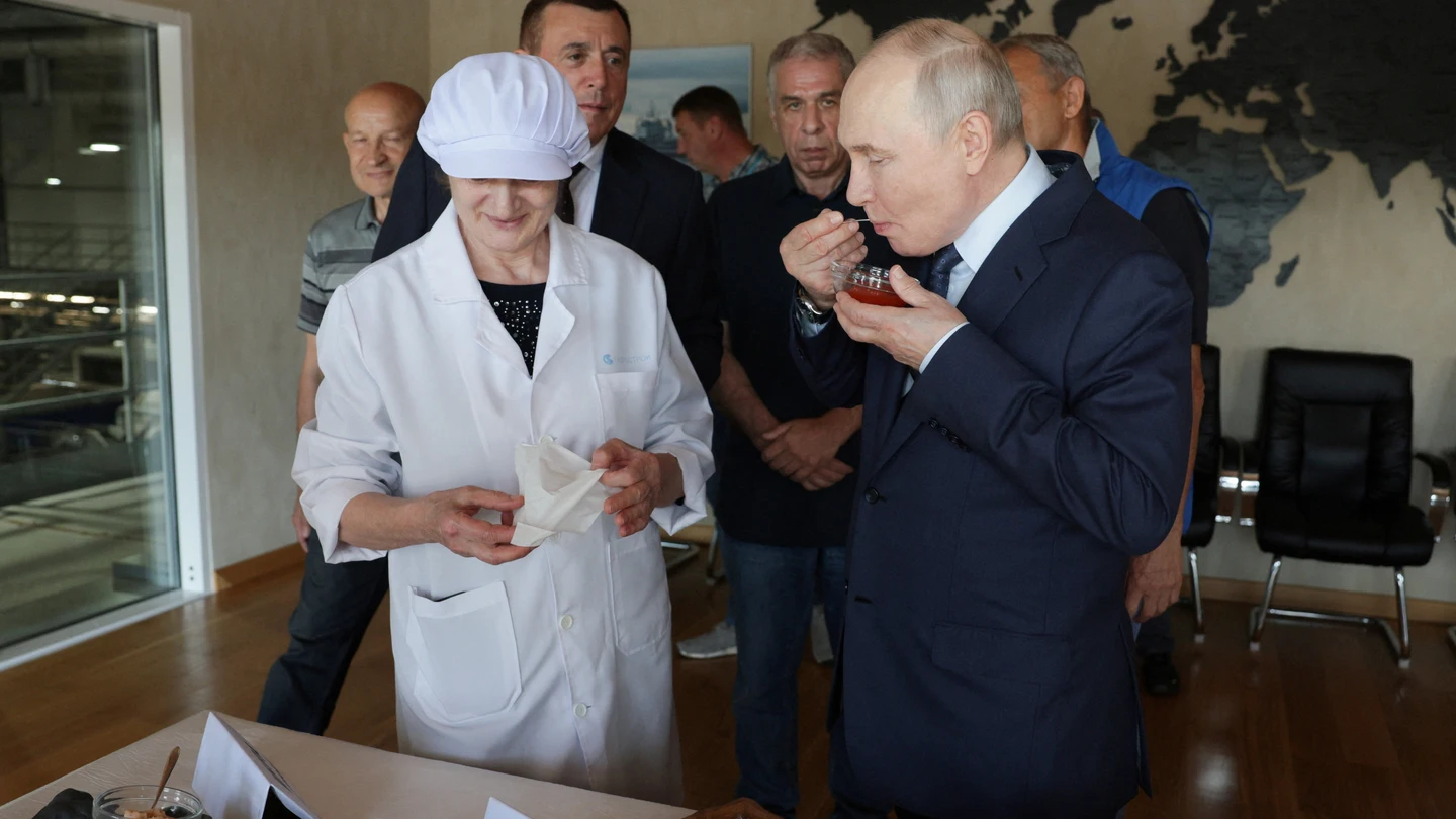El presidente ruso Vladimir Putin visita Iturup, una isla en el archipiélago de las disputadas Islas Kuriles. El presidente ruso Vladimir Putin visita Iturup, una isla en el archipiélago de las disputadas Islas Kuriles.