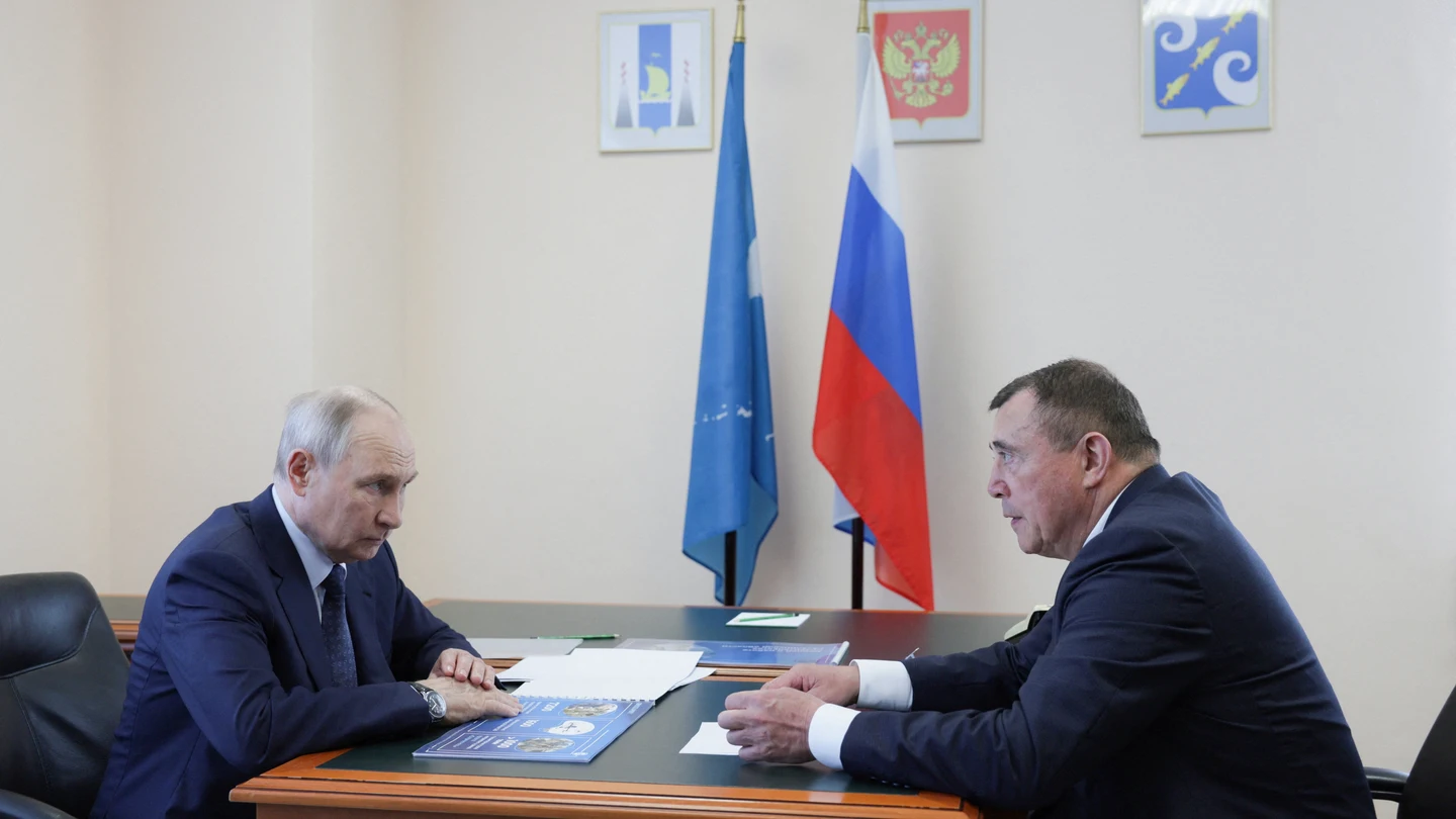 El presidente ruso Vladimir Putin visita Iturup, una isla en el archipiélago de las disputadas Islas Kuriles. El presidente ruso Vladimir Putin visita Iturup, una isla en el archipiélago de las disputadas Islas Kuriles.