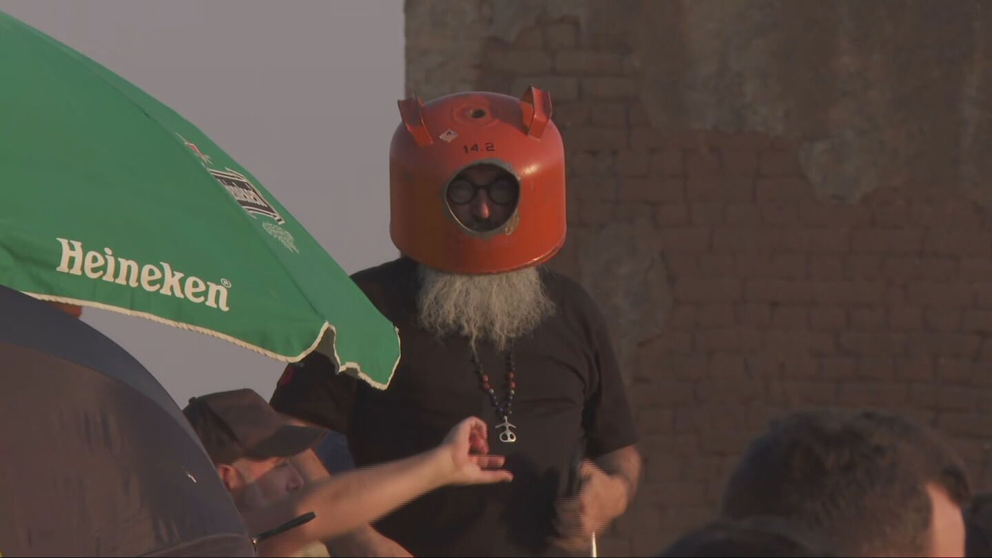 Gafas para la nieve, botellas de cristal y hasta un casco hecho con una bombona de butano: los irresponsables ante el eclipse