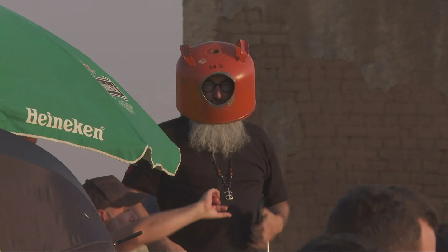 Gafas para la nieve, botellas de cristal y hasta un casco hecho con una bombona de butano: los irresponsables ante el eclipse Gafas para la nieve, botellas de cristal y hasta un casco hecho con una bombona de butano: los irresponsables ante el eclipse