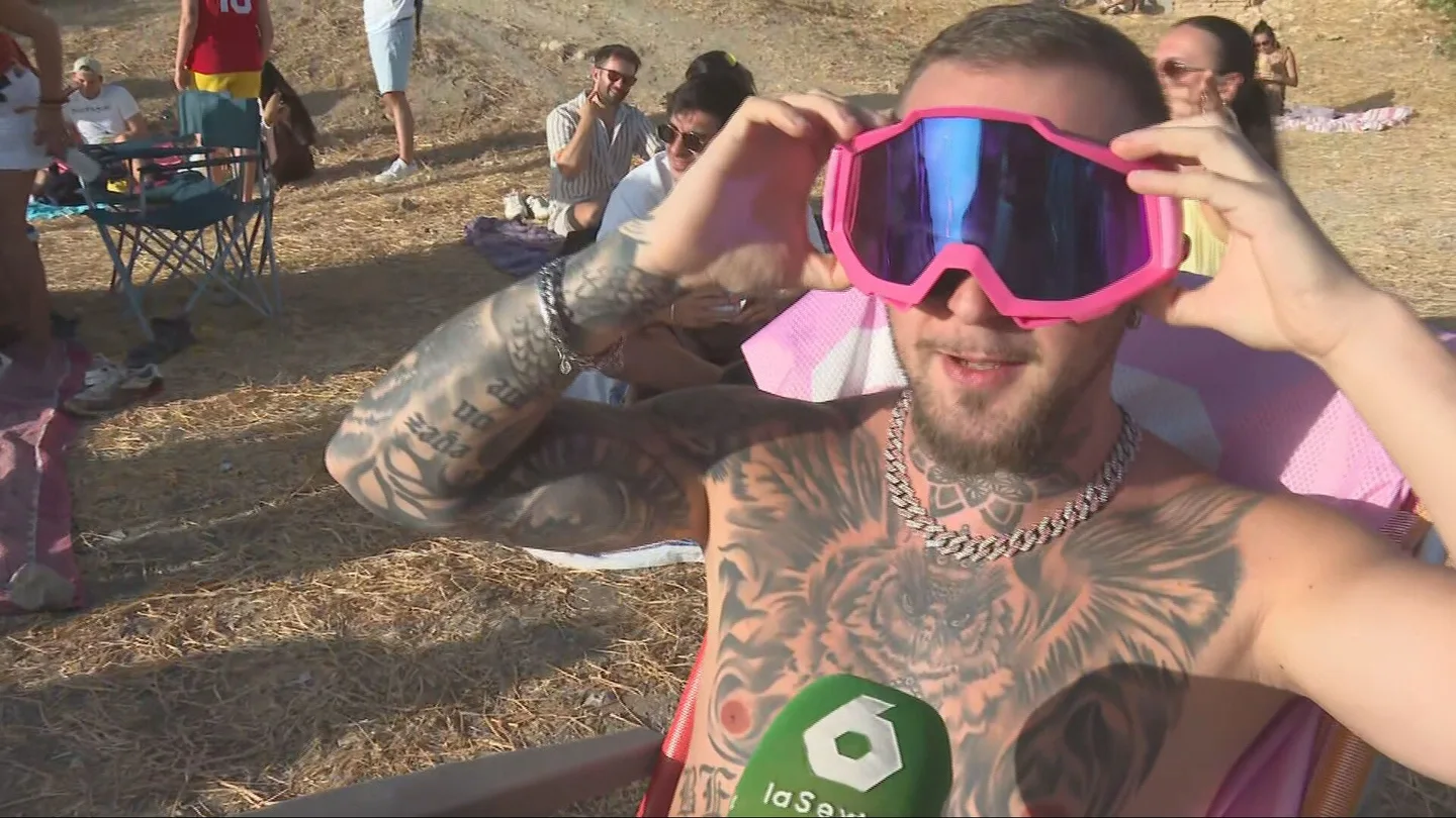 Gafas para la nieve, botellas de cristal y hasta un casco hecho con una bombona de butano: los irresponsables ante el eclipse Gafas para la nieve, botellas de cristal y hasta un casco hecho con una bombona de butano: los irresponsables ante el eclipse