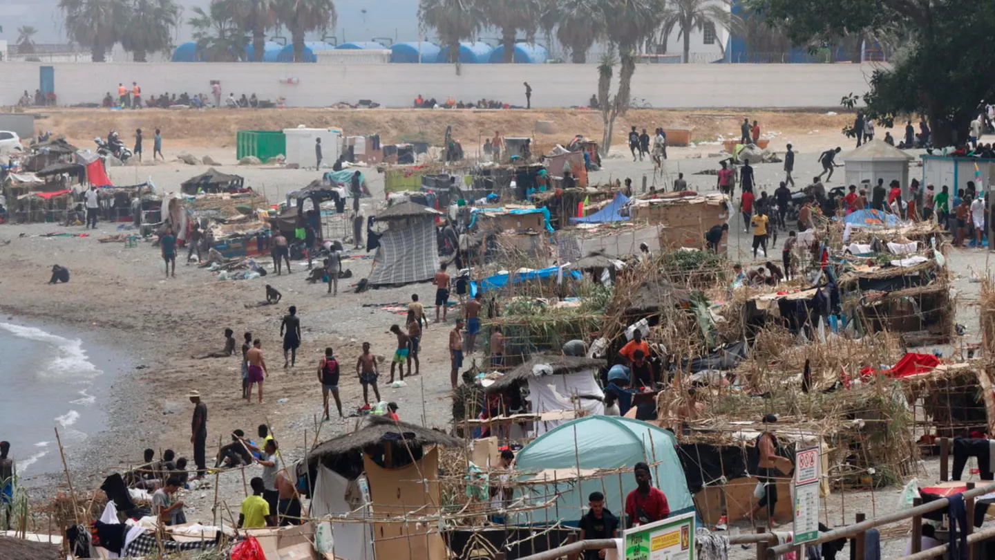 Vista de la playa ‘El Trampolín’ de Ceuta donde se encuentran cientos de los migrantes que llegaron a la playa del Tarajal Vista de la playa ‘El Trampolín’ de Ceuta donde se encuentran cientos de los migrantes que llegaron a la playa del Tarajal