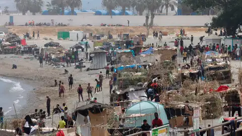 Vista de la playa ‘El Trampolín’ de Ceuta donde se encuentran cientos de los migrantes que llegaron a la playa del Tarajal Vista de la playa ‘El Trampolín’ de Ceuta donde se encuentran cientos de los migrantes que llegaron a la playa del Tarajal