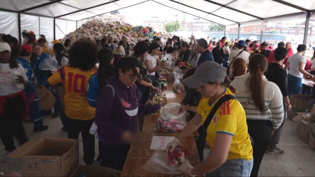 Un estadio convertido en centro de ayuda: el campo de Bogot&aacute; cambia los goles por 700 toneladas de suministros tras el terremoto