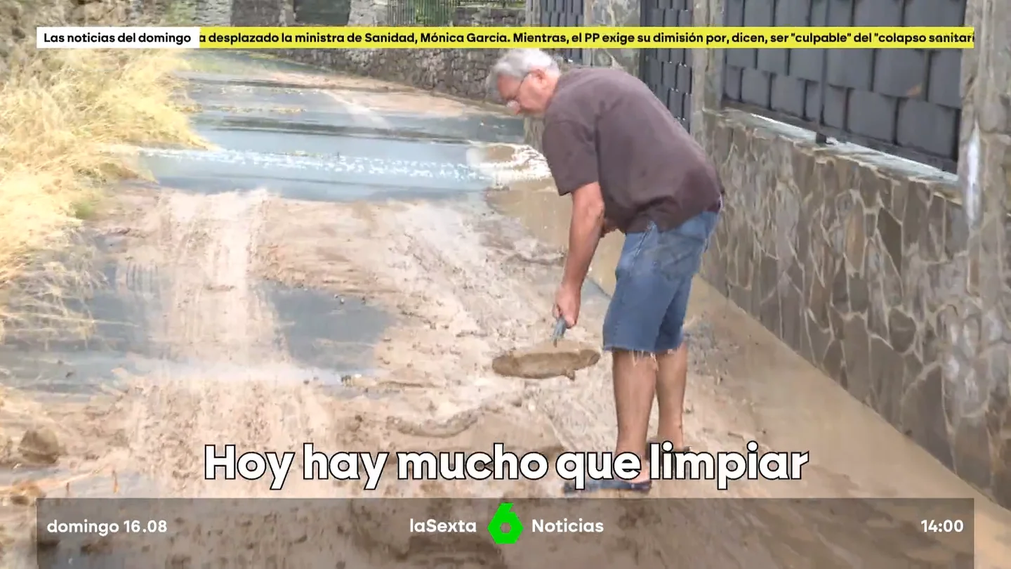 Los vecinos de Castellón luchan contra el barro y el granizo tras la tormenta que dejó 180 litros por metro cuadrado en dos horas y media Los vecinos de Castellón luchan contra el barro y el granizo tras la tormenta que dejó 180 litros por metro cuadrado en dos horas y media