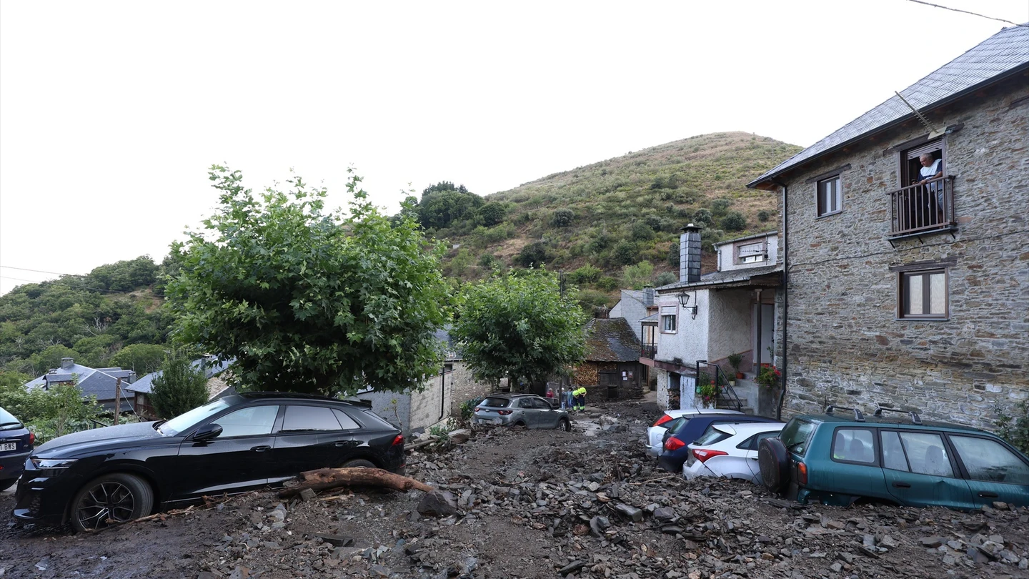 Calles cubiertas de lodo como consecuencia de la riada producida en la tarde del sábado en Manzaneda de Valdueza, Ponferrada. Calles cubiertas de lodo como consecuencia de la riada producida en la tarde del sábado en Manzaneda de Valdueza, Ponferrada.