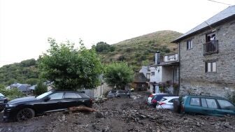 Calles cubiertas de lodo como consecuencia de la riada producida en la tarde del s&aacute;bado en Manzaneda de Valdueza, Ponferrada.