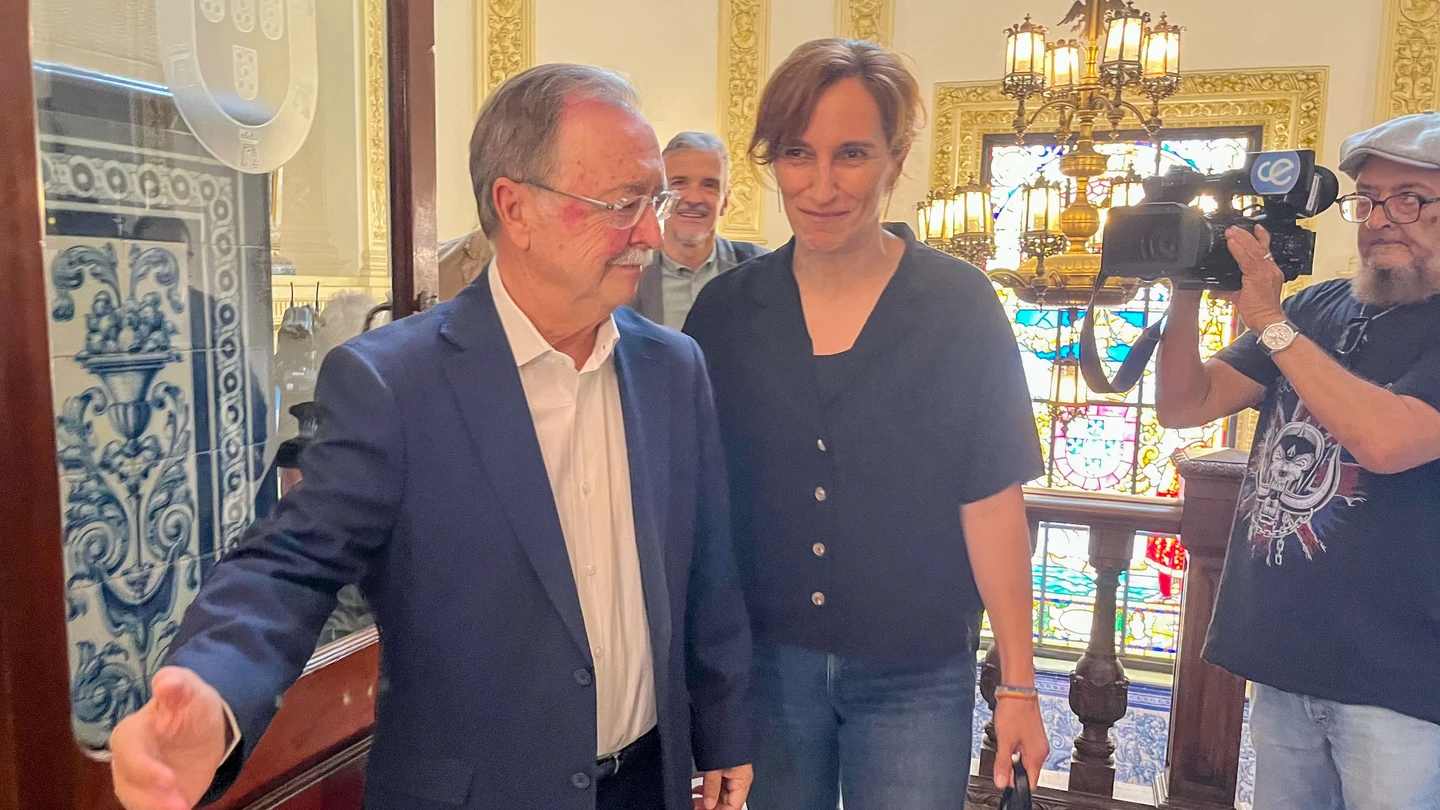 El presidente de la Ciudad Autónoma de Ceuta, Juan Jesús Vivas (i), recibe a la ministra de Sanidad, Mónica García El presidente de la Ciudad Autónoma de Ceuta, Juan Jesús Vivas (i), recibe a la ministra de Sanidad, Mónica García