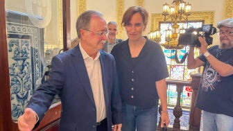 El presidente de la Ciudad Aut&oacute;noma de Ceuta, Juan Jes&uacute;s Vivas (i), recibe a la ministra de Sanidad, M&oacute;nica Garc&iacute;a