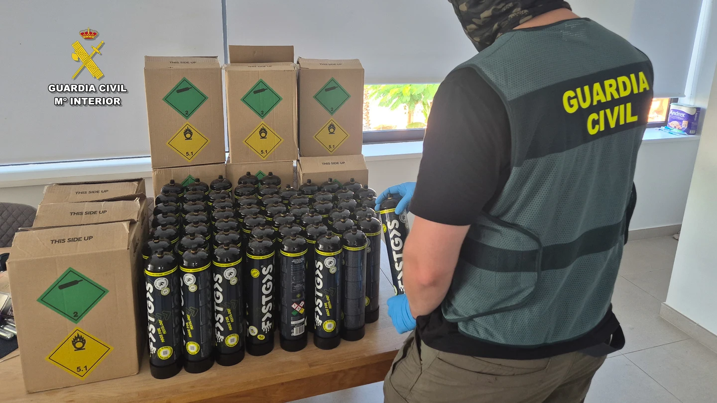 El 'gas de la risa' intervenido en Tenerife por la Guardia Civil El 'gas de la risa' intervenido en Tenerife por la Guardia Civil