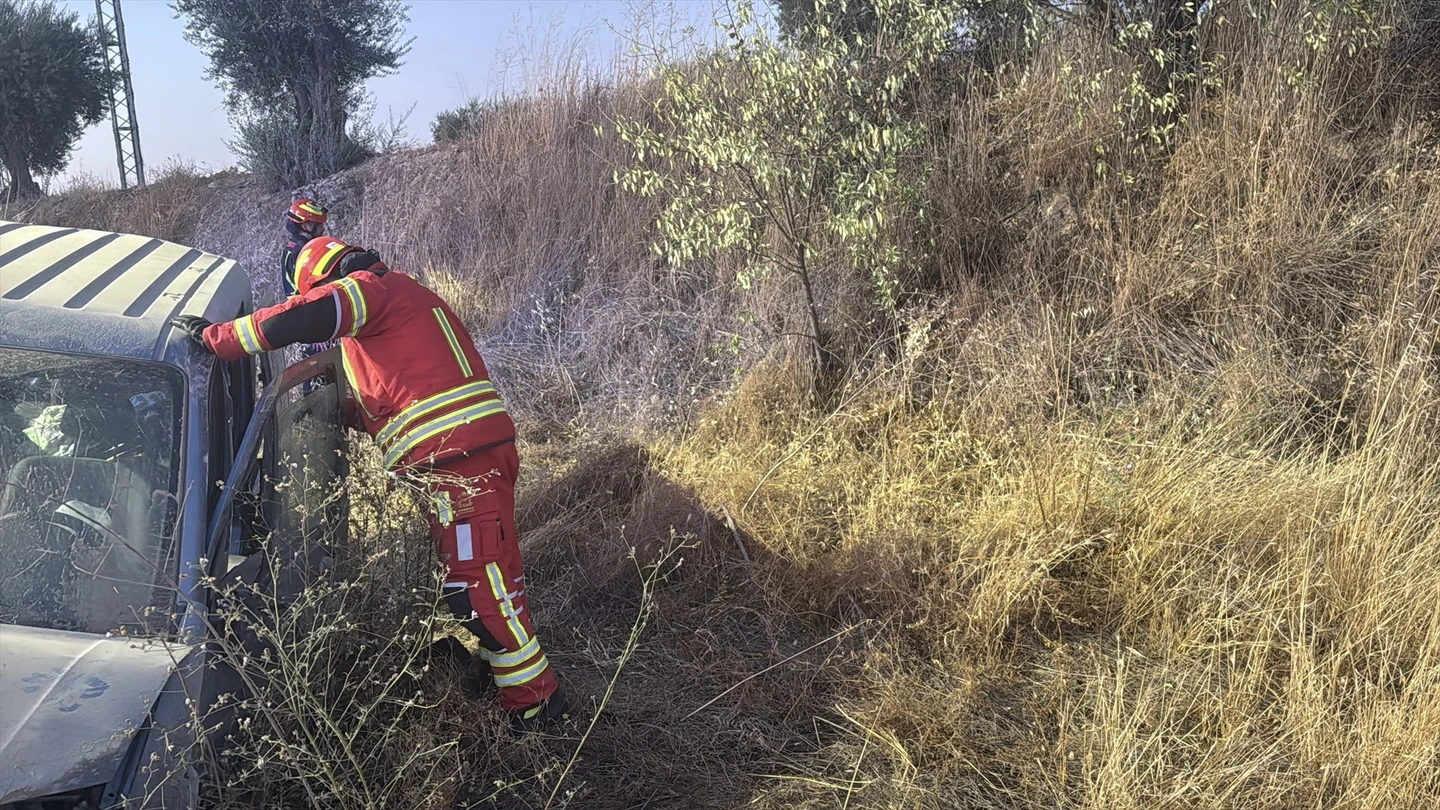Muere un joven de 21 años al salir despedido de una furgoneta en la M-404, en Chinchón, Madrid. Muere un joven de 21 años al salir despedido de una furgoneta en la M-404, en Chinchón, Madrid.