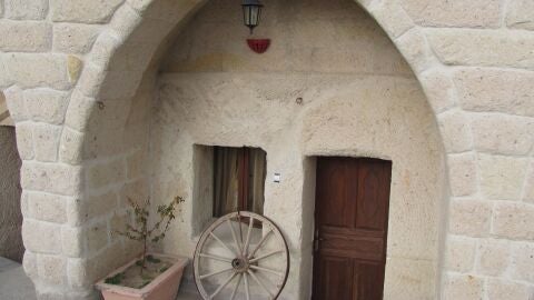 Entrada a habitaci&oacute;n en hotel cueva de G&ouml;reme, Turqu&iacute;a