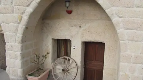 Entrada a habitación en hotel cueva de Göreme, Turquía Entrada a habitación en hotel cueva de Göreme, Turquía