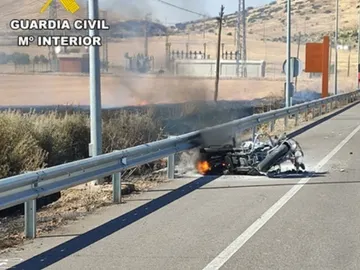 Dos agentes de la Guardia Civil salvan a un motorista envuelto en llamas Dos agentes de la Guardia Civil salvan a un motorista envuelto en llamas