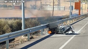 Dos agentes de la Guardia Civil salvan a un motorista envuelto en llamas