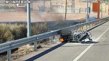 Dos agentes de la Guardia Civil salvan a un motorista envuelto en llamas Dos agentes de la Guardia Civil salvan a un motorista envuelto en llamas
