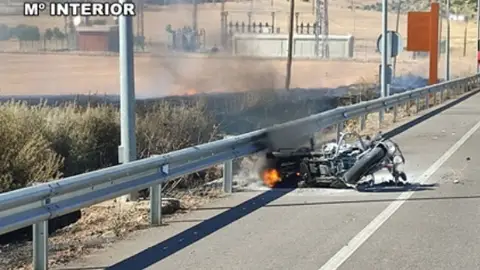 Dos agentes de la Guardia Civil salvan a un motorista envuelto en llamas Dos agentes de la Guardia Civil salvan a un motorista envuelto en llamas