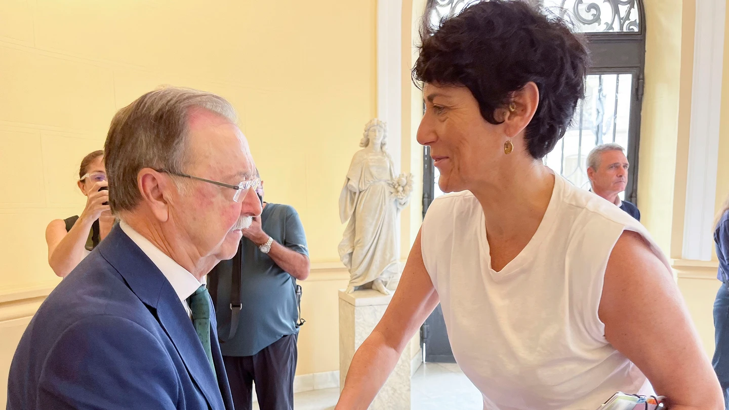 La portavoz del Gobierno y ministra de Inclusión, Seguridad Social y Migraciones, Elma Saiz, saluda al presidente de Ceuta, Juan Jesús Vivas La portavoz del Gobierno y ministra de Inclusión, Seguridad Social y Migraciones, Elma Saiz, saluda al presidente de Ceuta, Juan Jesús Vivas