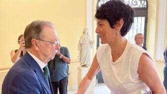 La portavoz del Gobierno y ministra de Inclusi&oacute;n, Seguridad Social y Migraciones, Elma Saiz, saluda al presidente de Ceuta, Juan Jes&uacute;s Vivas