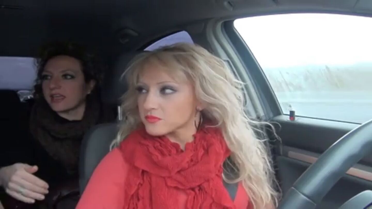 Paqui se harta de las bromas de su marido Fran durante su videoclip: "Ya pod&iacute;as apoyarme un poco con la m&uacute;sica"