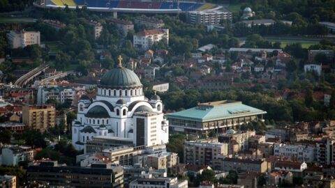 Templo de San Sava con el estadio del Partizan al fondo