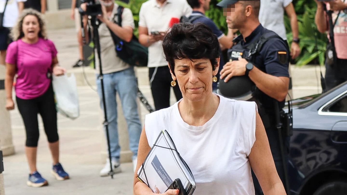 Una mujer increpa a la portavoz del Gobierno y ministra de Inclusión, Seguridad Social y Migraciones, Elma Saiz, a su llegada a Ceuta Una mujer increpa a la portavoz del Gobierno y ministra de Inclusión, Seguridad Social y Migraciones, Elma Saiz, a su llegada a Ceuta