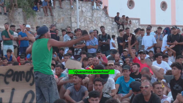 "Queremos asilo": cientos de migrantes inician una huelga de hambre en la playa del Trampol&iacute;n para frenar su devoluci&oacute;n a Marruecos