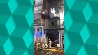 Un incendio provoca el derrumbe parcial de un edificio de ocho viviendas en Lleida