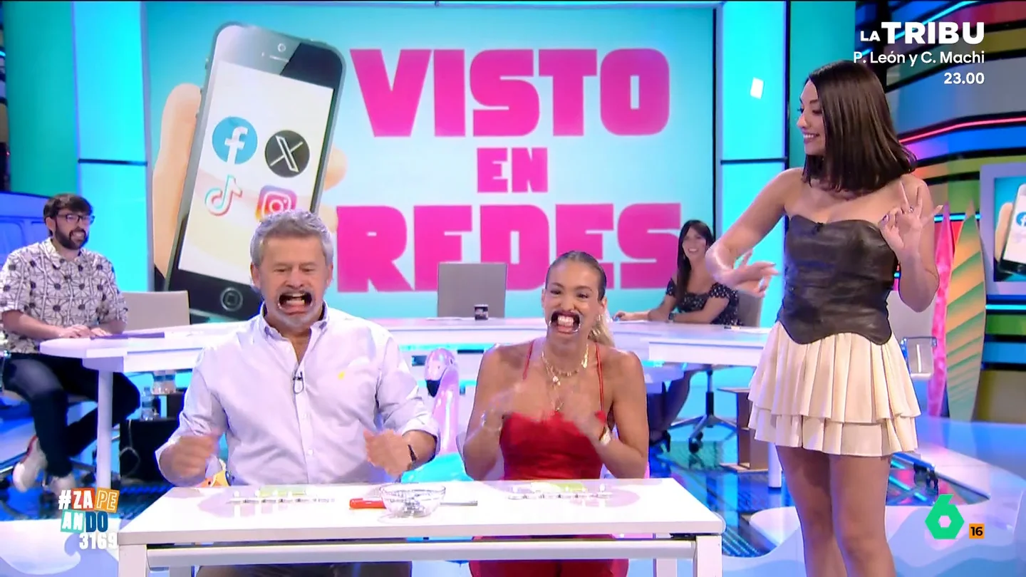Isabel Forner y Miki Nadal se enfrentan al reto del abrebocas y las velas: "Se le ha caído la baba" Mientras en las redes hay quien incluso se deja su dentadura postiza en el reto viral del abrebocas y las velas, Miki Nadal e Isabel Forner se enfrentan a ello en directo en Zapeando.