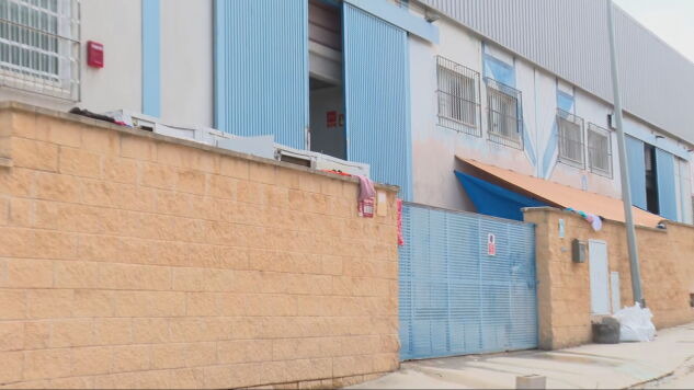 Durmiendo en literas y con tan solo cuatro ba&ntilde;os: laSexta accede a la nave en la que el Gobierno de Ceuta ha acogido a decenas de ni&ntilde;as y adolescentes migrantes