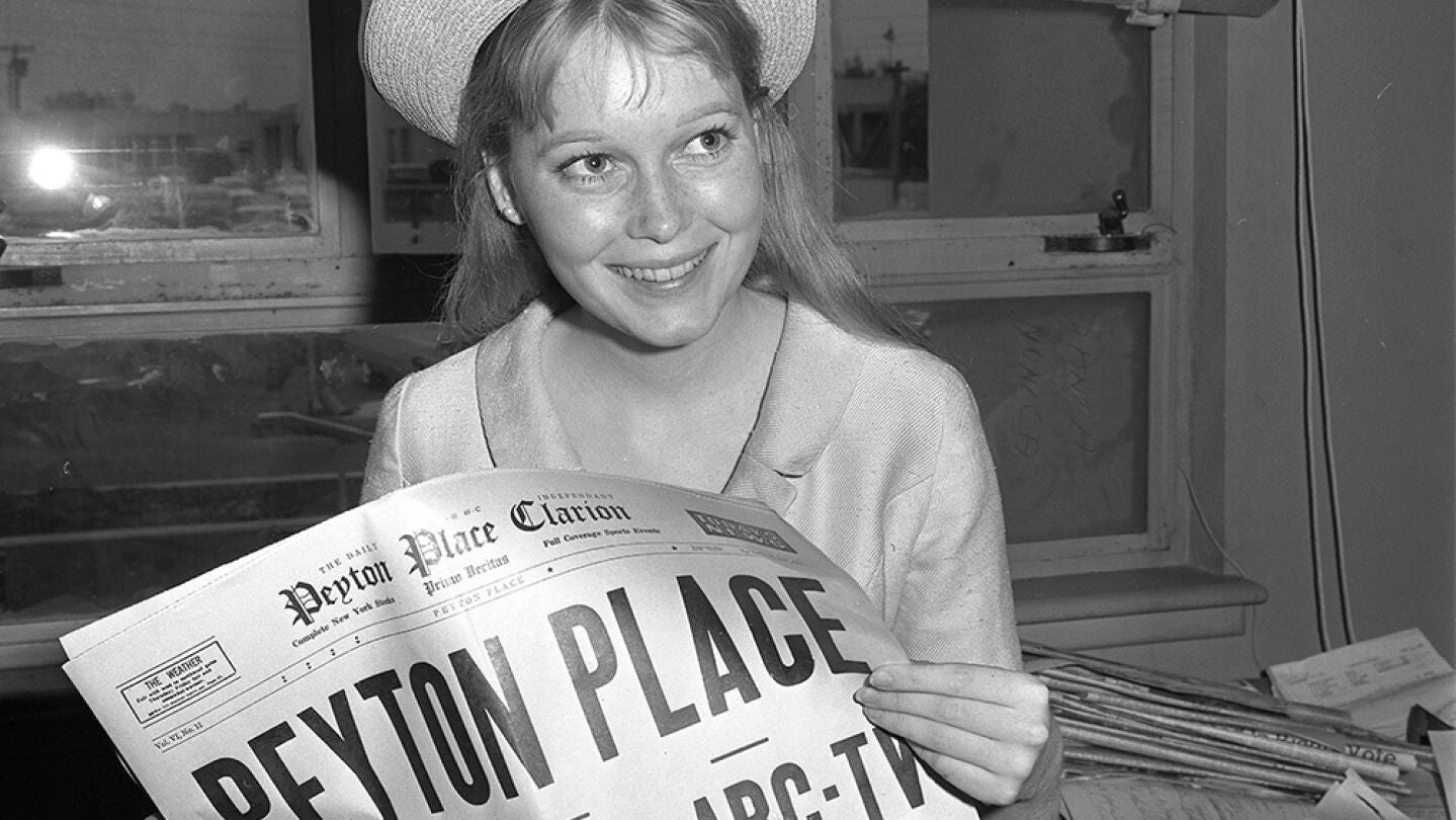 Mia Farrow, protagonista en una de las adaptaciones de Peyton Place para televisi&oacute;n en 1964. 