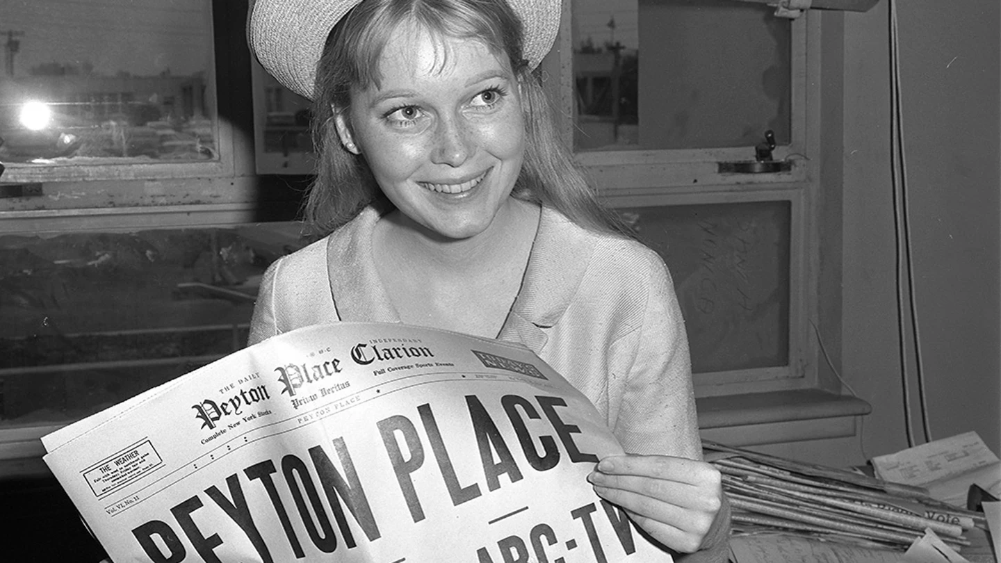Mia Farrow, protagonista en una de las adaptaciones de Peyton Place para televisión en 1964. Mia Farrow, protagonista en una de las adaptaciones de Peyton Place para televisión en 1964.