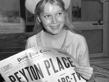 Mia Farrow, protagonista en una de las adaptaciones de Peyton Place para televisión en 1964. Mia Farrow, protagonista en una de las adaptaciones de Peyton Place para televisión en 1964.