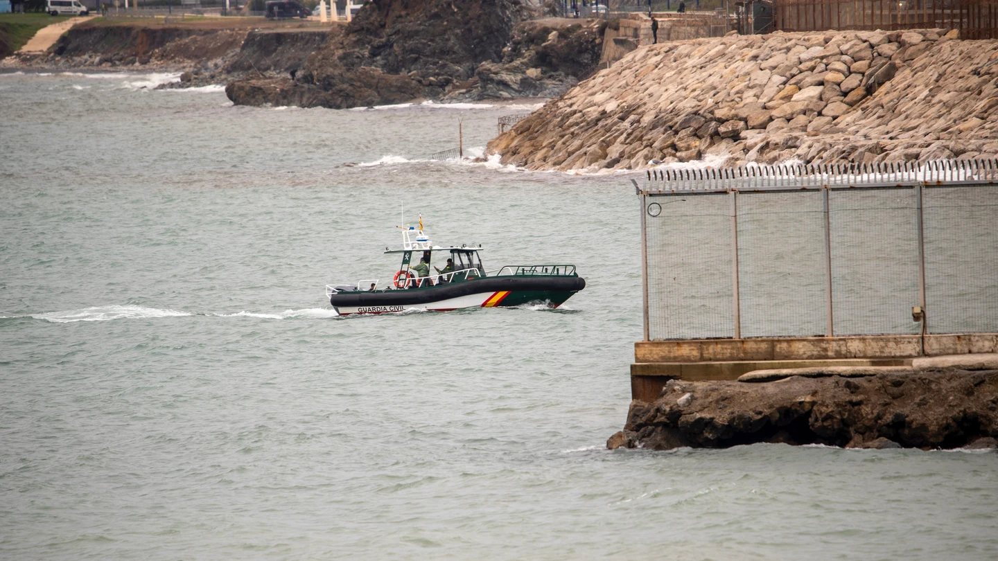 Una patrulla del Servicio Marítimo de la Guardia Civil rescata a un migrante avistado frente a la playa del Tarajal, en Ceuta (España). Una patrulla del Servicio Marítimo de la Guardia Civil rescata a un migrante avistado frente a la playa del Tarajal, en Ceuta (España).
