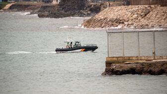 Una patrulla del Servicio Mar&iacute;timo de la Guardia Civil rescata a un migrante avistado frente a la playa del Tarajal, en Ceuta (Espa&ntilde;a).