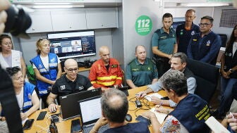 Agentes de Emergencias trabajan en el Puesto de Mando Avanzado del incendio de Pinofranqueado