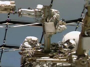 Captura de video donde aparecen el astronauta Anil Menon (arriba) y la astronauta Sophie Adenot (abajo) durante la caminata espacial