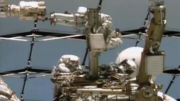 Captura de video donde aparecen el astronauta Anil Menon (arriba) y la astronauta Sophie Adenot (abajo) durante la caminata espacial