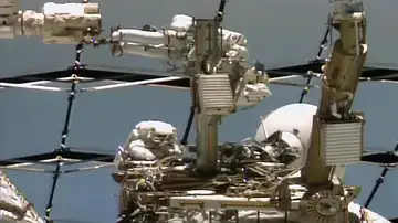 Captura de video donde aparecen el astronauta Anil Menon (arriba) y la astronauta Sophie Adenot (abajo) durante la caminata espacial Captura de video donde aparecen el astronauta Anil Menon (arriba) y la astronauta Sophie Adenot (abajo) durante la caminata espacial