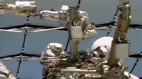 Captura de video donde aparecen el astronauta Anil Menon (arriba) y la astronauta Sophie Adenot (abajo) durante la caminata espacial