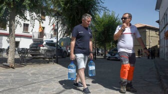 Vuelta de los vecinos a Bailo, donde se entregan garrafas de agua para los vecinos en el ayuntamiento, como consecuencia del incendio en las Pe&ntilde;as de Riglos (Huesca).