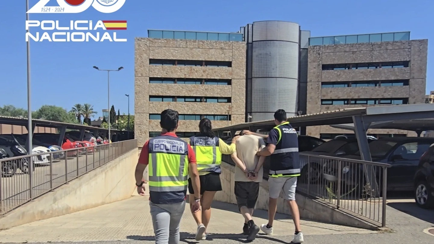 El detenido, de espaldas y escoltado por tres agentes de la Policía Nacional El detenido, de espaldas y escoltado por tres agentes de la Policía Nacional