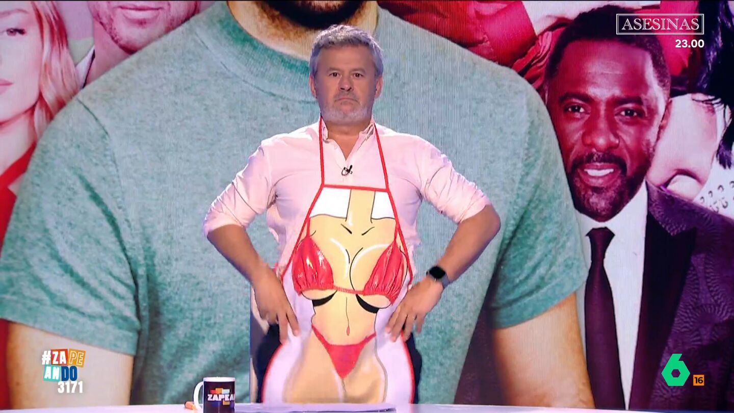 El monarca escog&iacute;a una llamativa camiseta para pasar un d&iacute;a en alta mar a bordo de un yate. La imagen ha sido publicada por la revista 'Semana', que la lleva en su portada. 