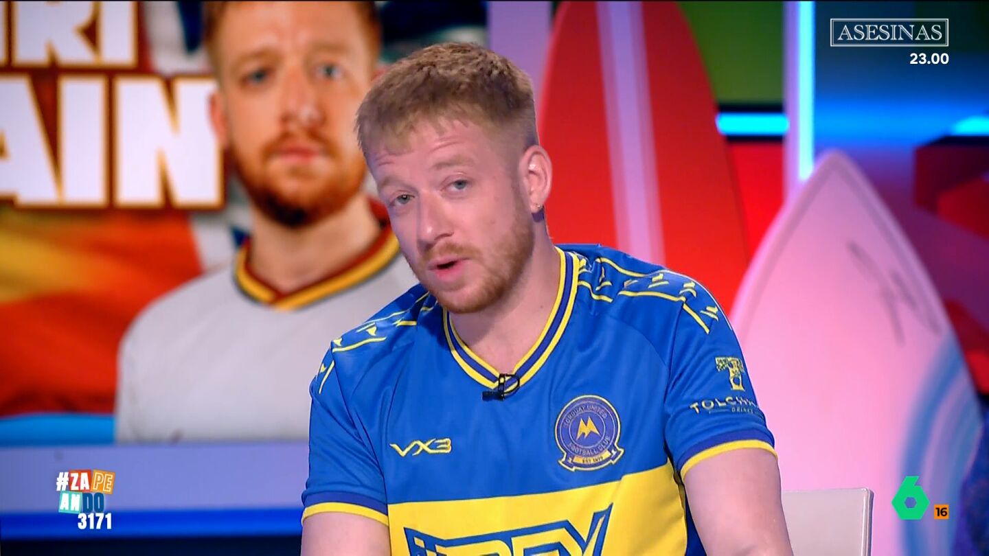 Alex Ayres analiza las diferencias entre brit&aacute;nicos y espa&ntilde;oles, tambi&eacute;n en lo que respecta al idioma. En este sentido, asegura que cuando intenta expresar sus sentimientos en espa&ntilde;ol con su novia "ella me trata como un simio y se r&iacute;e".