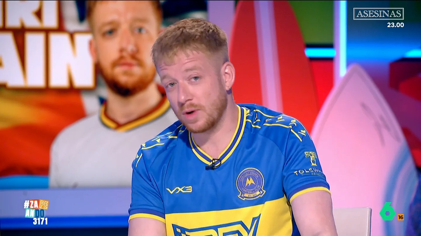 "Cuando los españoles intentan hablar inglés suele ser bastante sexy": la reflexión de un cómico británico, en vídeo Alex Ayres analiza las diferencias entre británicos y españoles, también en lo que respecta al idioma. En este sentido, asegura que cuando intenta expresar sus sentimientos en español con su novia "ella me trata como un simio y se ríe".