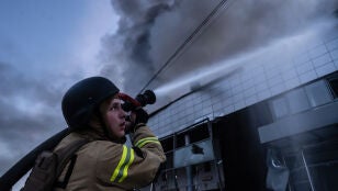 Imagen de archivo de un bombero urcaniano apagando las llamas tras un incendio provocado por un ataque ruso.