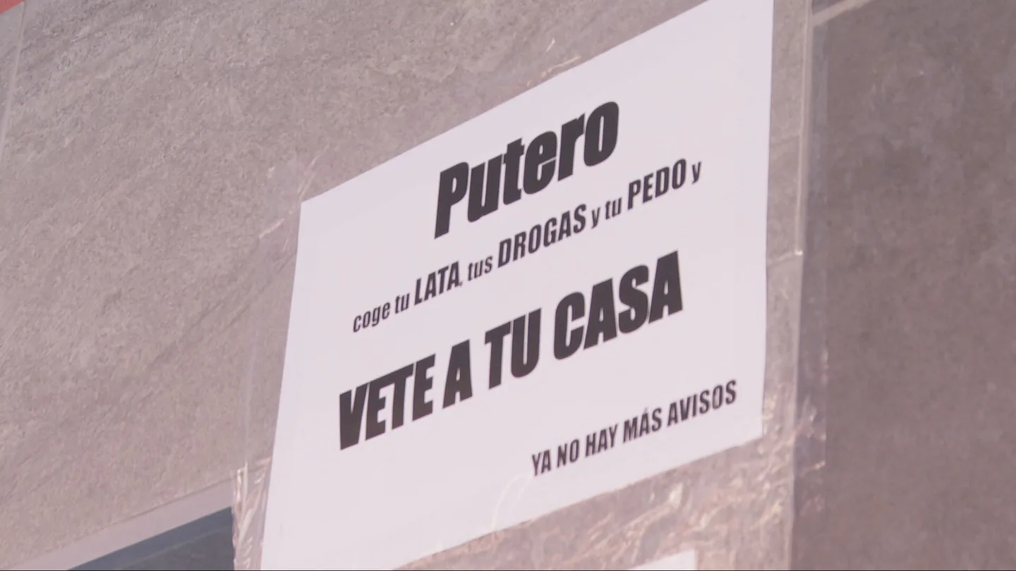Dos años compartiendo portal con un burdel ilegal en Alcorcón (Madrid): los vecinos denuncian cruzarse con hasta 30 puteros al día Dos años compartiendo portal con un burdel ilegal en Alcorcón (Madrid): los vecinos denuncian cruzarse con hasta 30 puteros al día